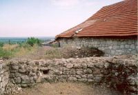 Chronicle of the Archaeological Excavations in Romania, 2003 Campaign. Report no. 142, Pietroasele, SCVV Pietroasa - Necropola 2; Valea Bazinului<br /><a href='CronicaCAfotografii/2003/142/pietroasele-sala-b-perete-sudic.jpg' target=_blank>Display the same picture in a new window</a>