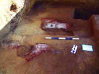 Chronicle of the Archaeological Excavations in Romania, 2015 Campaign. Report no. 20, Istria.<br /> Sector Necropola.<br /><a href='CronicaCAfotografii/2015/020-Istria/Necropola/necropola-2-rug-funerar-si-mormant-principal.JPG' target=_blank>Display the same picture in a new window</a>